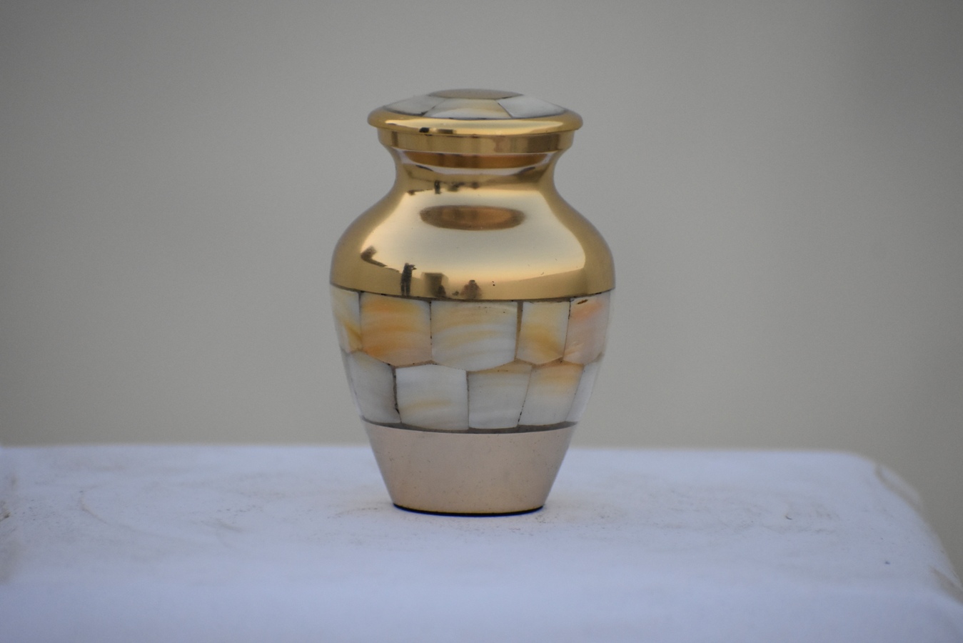 Classic Mother of Pearl Keepsake Urn - Image 2